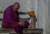 Myanmar
Lago Inle - Shwe Yan Pyay Monastery
I monaci birmani sono circa mezzo milione, le monache circa 75 mila in un paese che conta poco pi di 53 milioni di abitanti. Le comunit monastiche nel paese sono pi di 50mila e la loro sussistenza  affidata ai laici. Un monaco non pu possedere nulla al di l di tre tonache  che riceve al momento dellordinazione  una tazza, un rasoio, un filtro per lacqua, un ombrello e una ciotola per le elemosine.
Ogni birmano passa del tempo della propria vita in un monastero buddista, e ci crea un legame indissolubile tra i monaci ed il popolo.
Basti pensare al ruolo da loro svolto nella opposizione non violenta alla dittatura militare. Gi nel 1990, come forma di protesta, smettono di accettare le elemosine dei militari: per capire il significato del gesto bisogna sapere che fare elemosina ai monaci  una tradizione buddista e un modo per acquistarsi merito (kutho) contribuendo alla propria felicit futura, e che se un monaco rifiuta lelemosina di qualcuno  come se lo scomunicasse.
Nel 2007 i monaci danno il via alla rivoluzione zafferano, il pi ampio movimento antigovernativo di resistenza non violenta dalle elezioni del 1988: la rivoluzione  brutalmente repressa dalla giunta militare, con migliaia di arresti e decine di vittime.
Oggi la situazione politica del paese  cambiata, anche e soprattutto grazie alla loro presenza ed alla loro capacit di interpretare la volont del proprio popolo.

